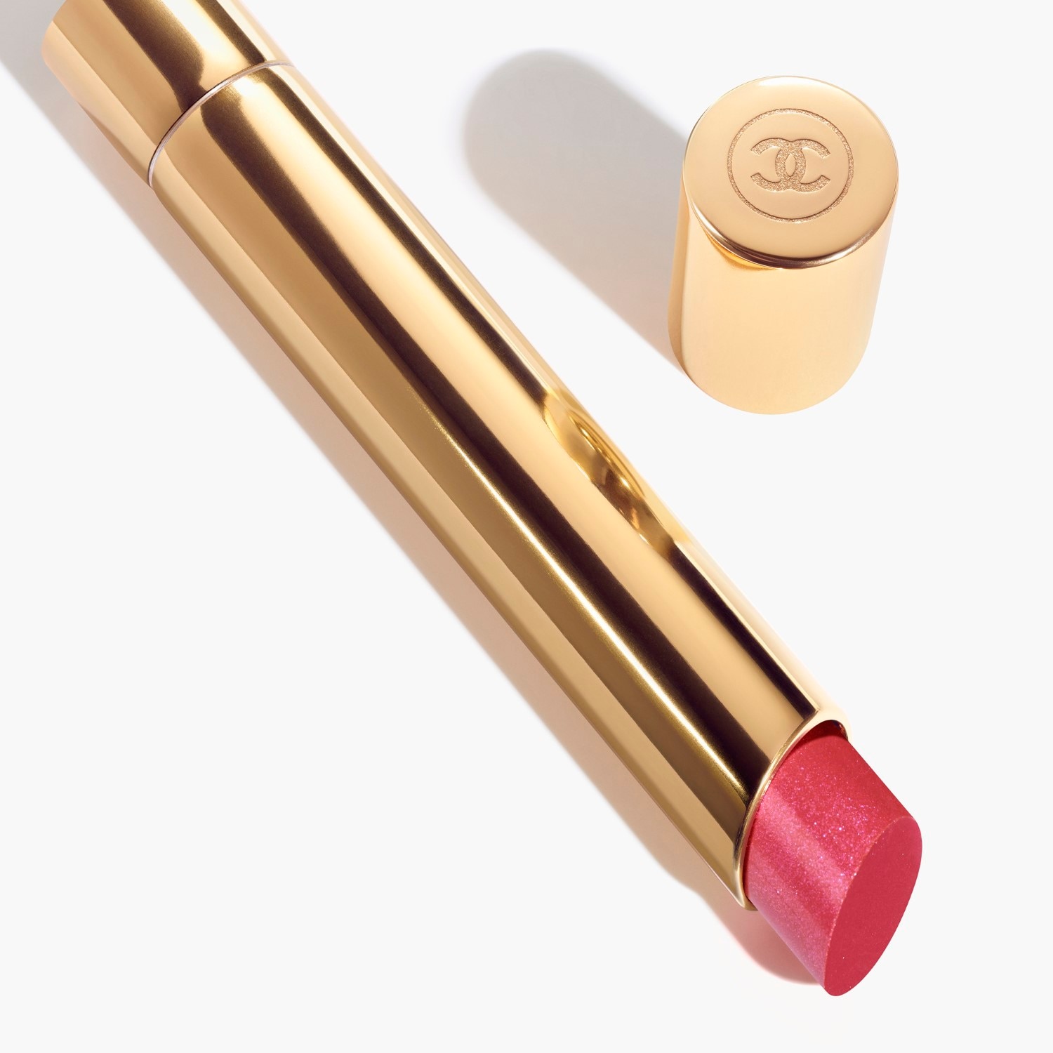 LA BARRA DE LABIOS DE ALTA INTENSIDAD. CONCENTRADO DE LUZ Y TRATAMIENTO. RECARGABLE